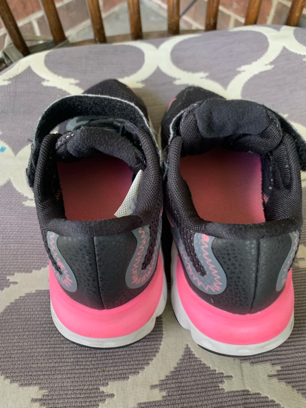 Nike girls athletic sneakers black pink white gray mesh lightweight low top - Picture 3 of 4